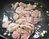 รูปขั้นตอนการทำที่ 3 ของ ไก่ผัดตะไคร้