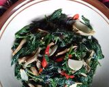 Foto langkah ke 5 dari resep Tumis Daun Singkong & Ikan Teri.