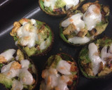 Foto del paso 5 de la receta: Aguacates rellenos de pollo y champiñones