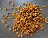 A picture of step 1 of Bhelpuri.