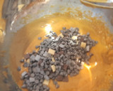 Foto del paso 5 de la receta: Bizcocho de galletas Digestive y trocitos de chocolate