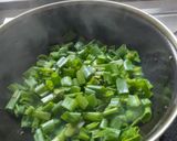 कांद्याची पात भाजी (kandyachi pat bhaji recipe in marathi) रेसिपी स्टेप 1 फोटो 
