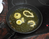 Foto del paso 3 de la receta: Albóndigas rellenas de jamón y pimiento con aros de cebolla