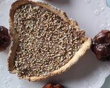 Foto del passaggio 5 della ricetta Crostata con ripieno di uova di cioccolato al latte