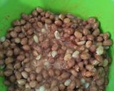 Foto langkah ke 2 dari resep Kacang tepung pedas manis.