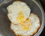 Foto langkah ke 1 dari resep Telur Ceplok Tumis Kecap.