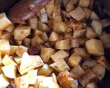 Paprikás krumpli kolbásszal recept fázis 2 fotója