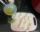 Hình bước làm 1 của món Sandwich kẹp chuối cho bé