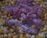 รูปขั้นตอนการทำที่ 2 ของ ข้าวโพดผัดหมูสับสำหรับเด็ก