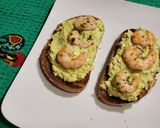 Foto del paso 6 de la receta: Tostas con aguacate, huevo, salsa mahonesa y langostinos
