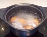 รูปขั้นตอนการทำที่ 1 ของ ยำไข่ต้ม + หมูสับ เห็ดชิเมจิ