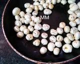 A picture of step 1 of Makhana Sweet.