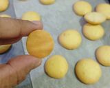 Foto langkah ke 3 dari resep Egg drops Cookies - 3 bahan.