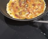 Foto del paso 3 de la receta: Omelette con jamón, tomate y albahaca