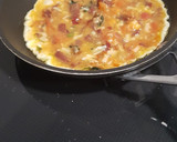 Foto del paso 3 de la receta: Omelette con jamón, tomate y albahaca