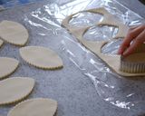 A picture of step 11 of Puff Pastry Sugar Cookies (Leaf-shaped Simple Pies).