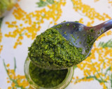 Foto del paso 1 de la receta: Pesto vegano de hojas de zanahoria