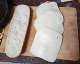 Foto del paso 3 de la receta: Bocadillo de lomo adobado con pimiento, cebolla y queso