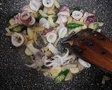 Foto langkah ke 2 dari resep Tumis cumi brokoli.
