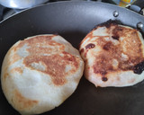 Foto del paso 6 de la receta: Arepas🫓de yuca rellenas de queso y bocadillo de guayaba🥯🧀🍯