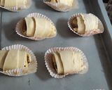 Foto langkah ke 3 dari resep Croissant mini isi pisang coklat.