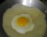 Foto langkah ke 2 dari resep Martabak telur makannya pakai cuka pempek simple dan enak.