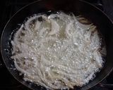Foto del paso 3 de la receta: Crema de frijol y costra de quesillo con chapulines