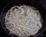 Foto del paso 3 de la receta: Crema de frijol y costra de quesillo con chapulines