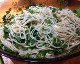 Foto del paso 4 de la receta: Muslos en hierbas y champiñones con fideos al ajo y perejil