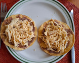 Foto del paso 1 de la receta: Tostadas de pollo deshebrado