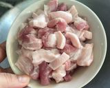 รูปขั้นตอนการทำที่ 1 ของ “หมูสามชั้นผัดปลาร้าทรงเครื่อง”