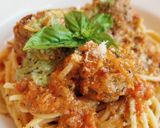 Foto del paso 7 de la receta Espaguetis y albóndigas en salsa de tomate y albahaca con pesto
