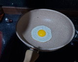 Foto langkah ke 3 dari resep Nasi Telur Ceplok dengan Scallion Oil.
