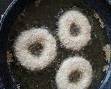 Foto langkah ke 7 dari resep Donat Pisang Wijen.
