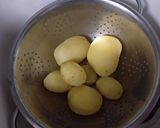 Foto del paso 1 de la receta: Patatas tostadas al horno con parmesano