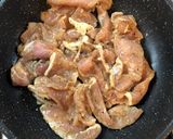รูปขั้นตอนการทำที่ 2 ของ หมูผัดกระเทียมพริกไทย🐷
