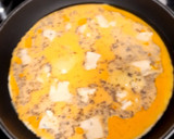 Foto del paso 5 de la receta: Tortilla de 6 huevos con queso gorgonzola y queso de cabra