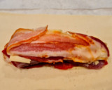 Foto del paso 3 de la receta: Solomillo en hojaldre con panceta, queso y piquillos