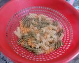 Foto del paso 2 de la receta: Ensalada de hélices con pollo a l'ast y salsa cocktail