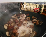 Foto del paso 3 de la receta: Champiñones Portobello con gulas a la cerveza