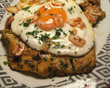 Foto del paso 11 de la receta: Filetes de muslos de pollo, con especias libanesas y huevos fritos de corral con aderezo de ajos fritos