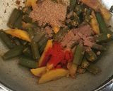 A picture of step 6 of Bhindi Masala.
