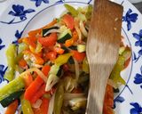 Foto del paso 3 de la receta: Espagueti con verduras, pollo y gambas al teriyaki