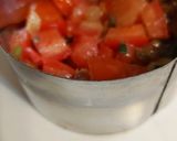 Foto del passaggio 6 della ricetta Tartare di pomodorini cipolle e datteri