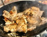 Foto del paso 2 de la receta: Pollo a la sartén con romero y tomillo al vino blanco con verduras salteadas
