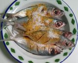 Foto langkah ke 2 dari resep (Hanya) ikan kembung goreng.