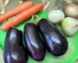 Foto del paso 1 de la receta: Escabeche de verduras (berenjena, zanahoria y cebolla)