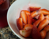 Foto del paso 2 de la receta: Fresas con granadina y queso batido