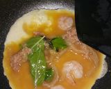 รูปขั้นตอนการทำที่ 2 ของ ไข่เจียวแหนมใบกะเพราะใส่กุ้ง