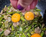 Foto del paso 8 de la receta 22. Revuelto de espárragos y champiñones